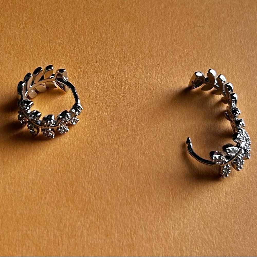 New Silver tone Leaf Design Earrings - Picture 2 of 2